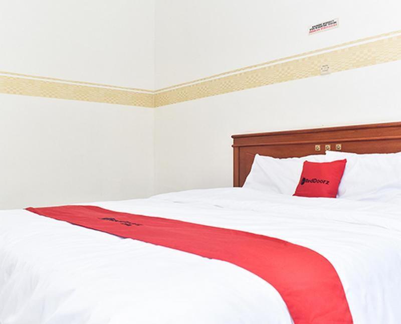 Reddoorz Near Lenmarc Mall Surabaya Pradahkalikendal Szoba fotó