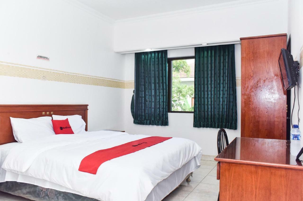 Reddoorz Near Lenmarc Mall Surabaya Pradahkalikendal Kültér fotó